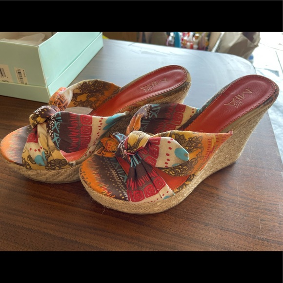 Mia Platform Sandals - Picture 2 of 5